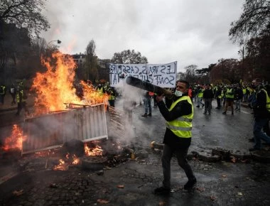 Γαλλία: Νέοι, φτωχοί και χωρίς ποινικό μητρώο το προφίλ των «κίτρινων γιλέκων»